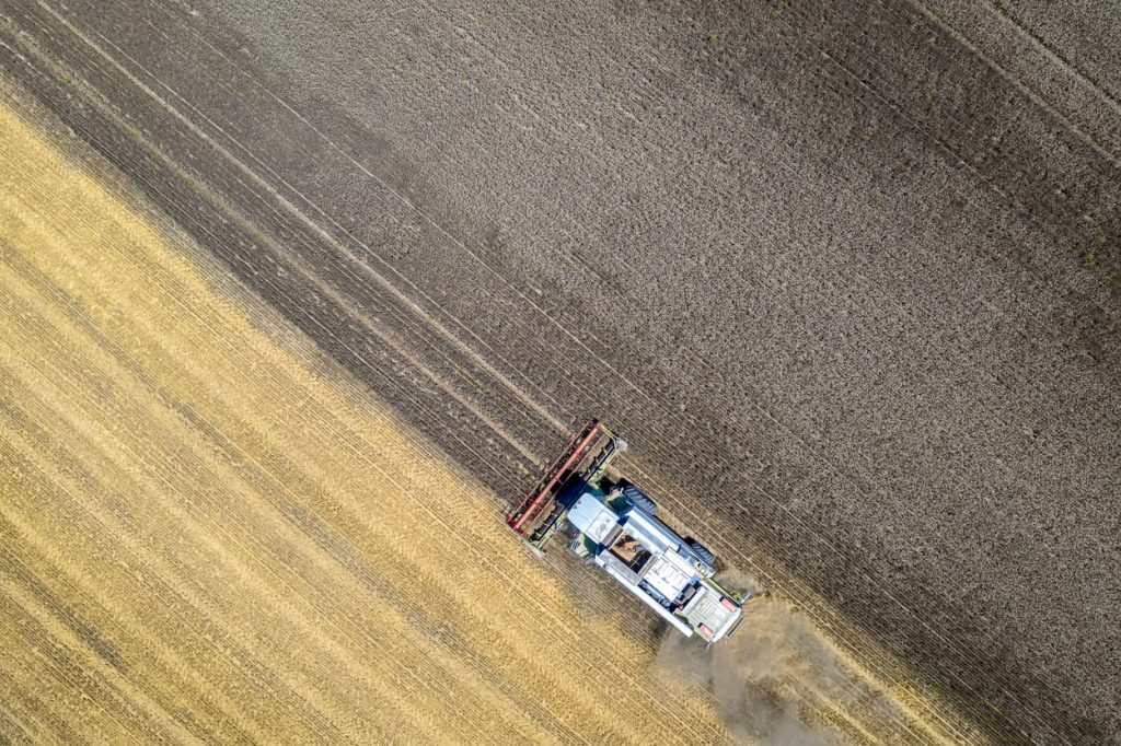 Vista aérea de un tractor en un campo.